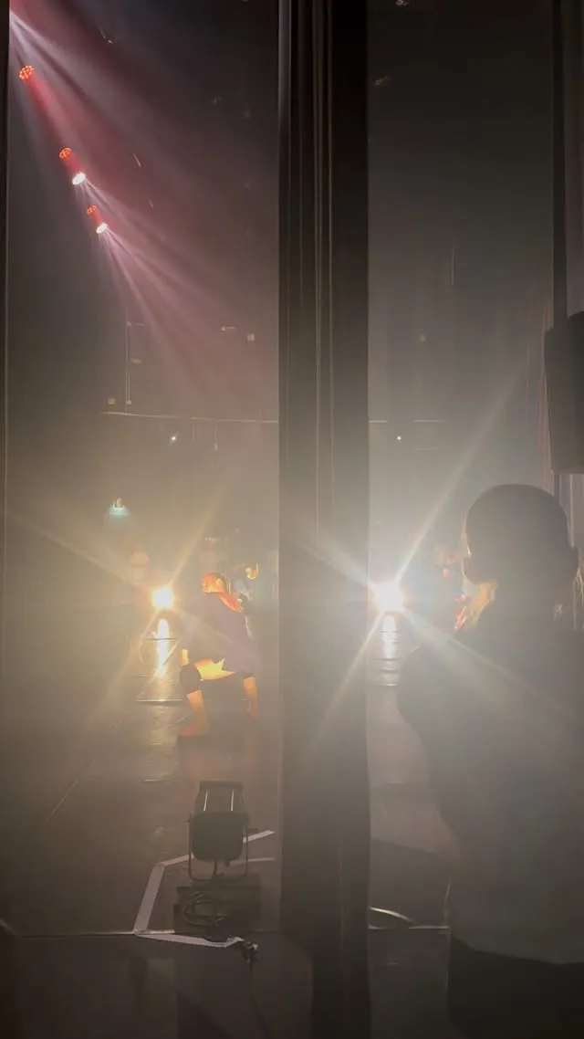 Vidéo — chorégraphie de groupe en scène
