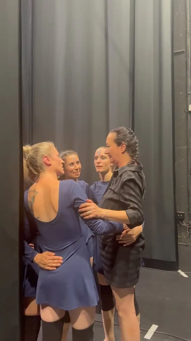 Vidéo — les danseuses et la chorégraphe dans les coulisses, avant l'entrée en scène