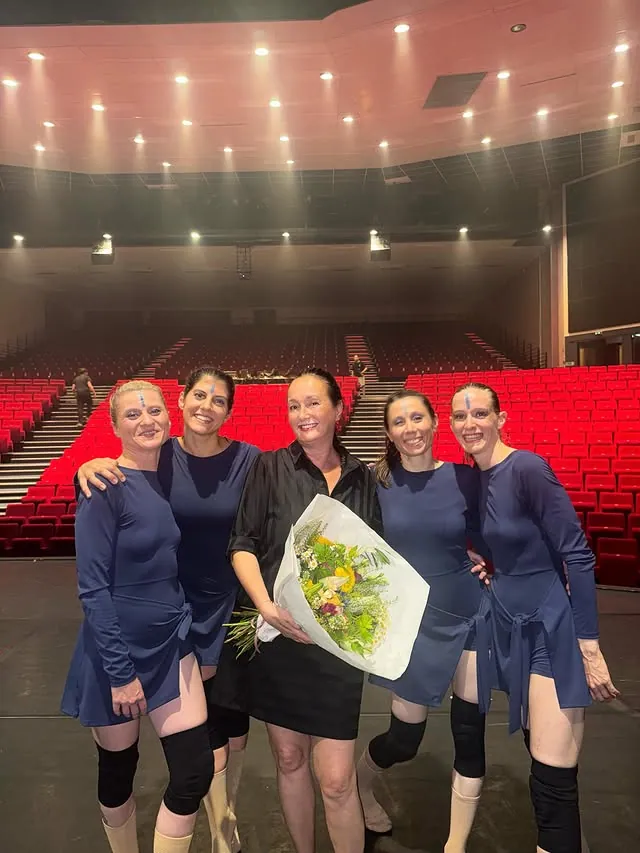 Les danseuses de la compagnie et Alexandra Gérard, un bouquet à la main, dans la salle après le gala